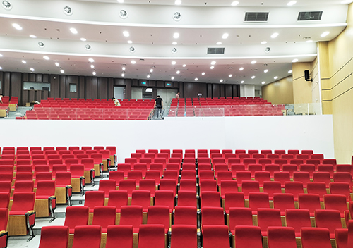 Como manter e inspecionar as cadeiras do auditório escolar?
