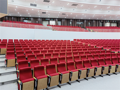 Para decorar um auditório escolar elegante, quais as dicas para escolher cadeiras de auditório?